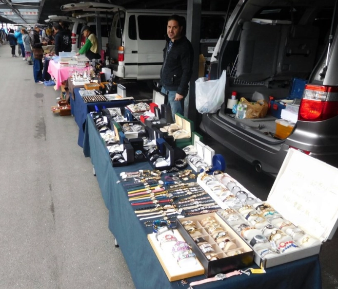 Ohi Racecourse flea market